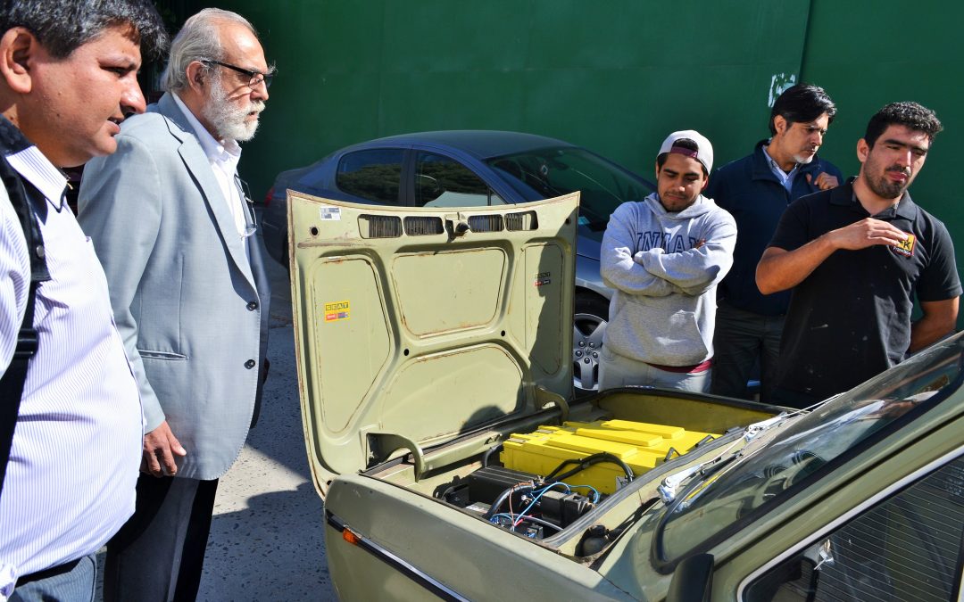 Sansanos convierten auto convencional en eléctrico