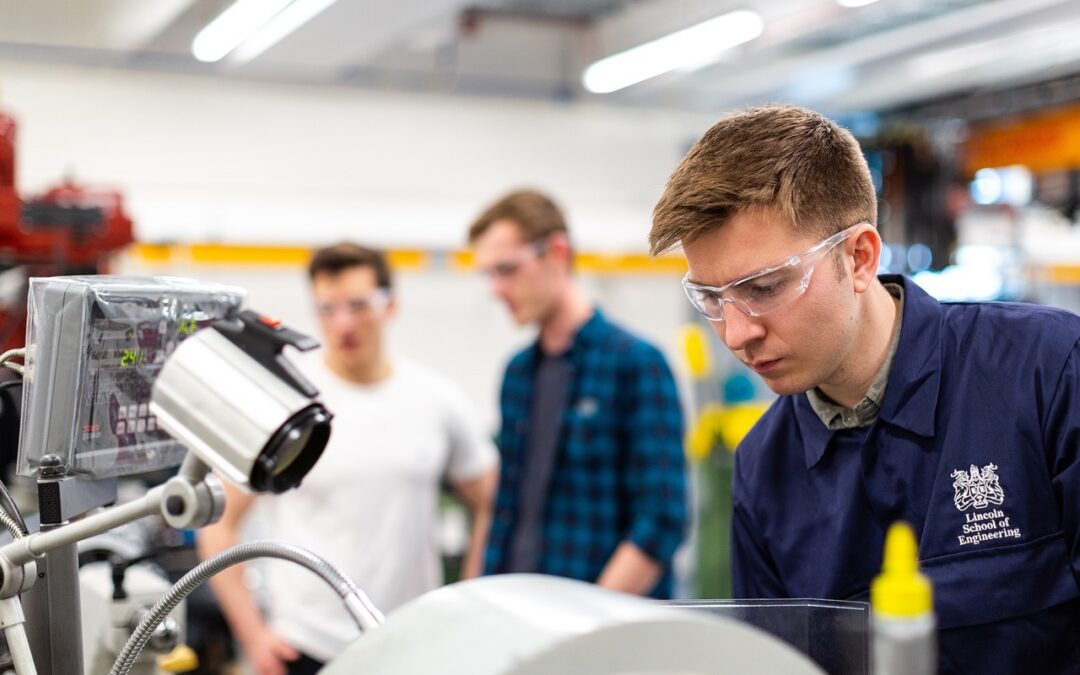 Departamento de Mecánica imparte con éxito cursos clave para la industria